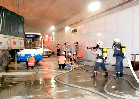 Fire fighters from Ho Chi Minh City participate in a rescue and fire fighting drill on October 21 at the Thu Thien tunnel (Photo:SGGP) Fire fighters from Ho Chi Minh City participate in a rescue and fire fighting drill on October 21 at the Thu Thien tunnel (Photo:SGGP)